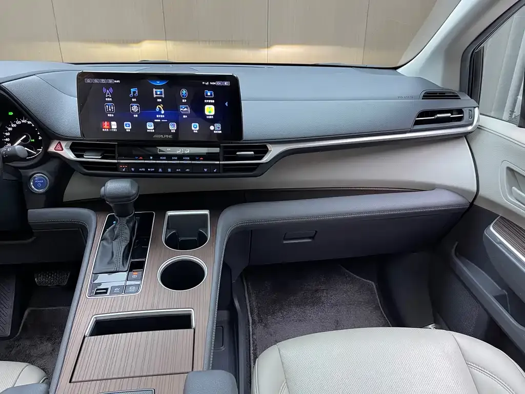 Toyota Sienna 2023 из CN, фото 3