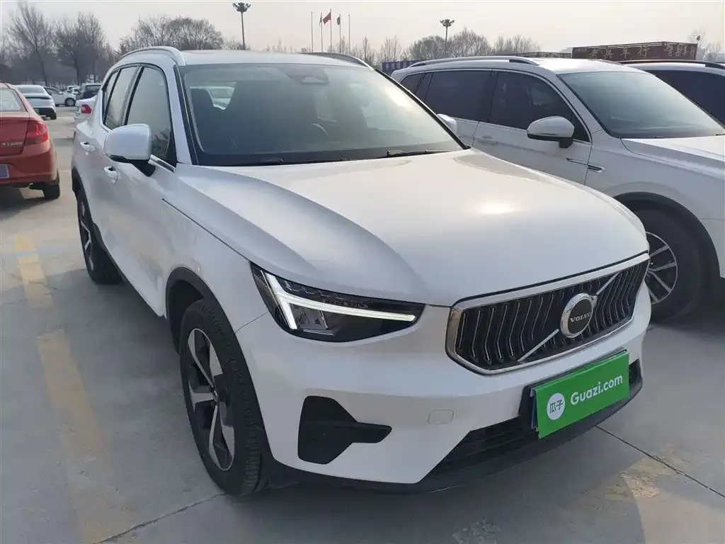 Volvo XC40 — фото 10