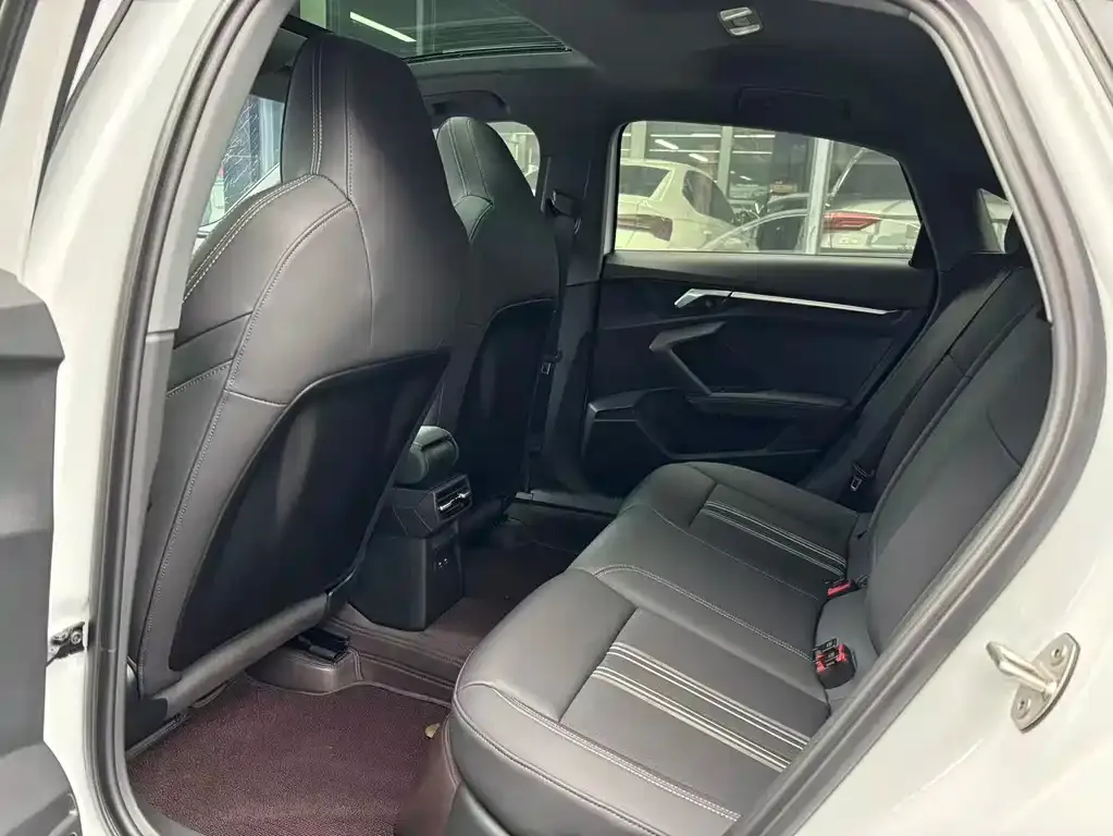 Audi A3 2023 из CN, фото 2