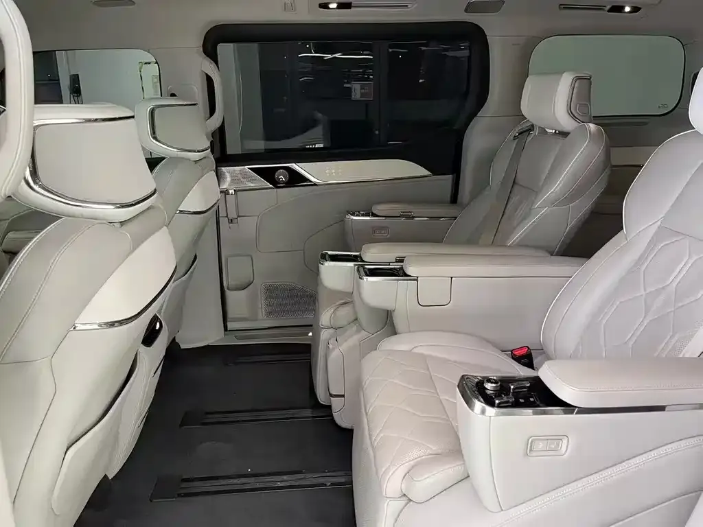 Volvo EM90 2024 из CN, фото 7