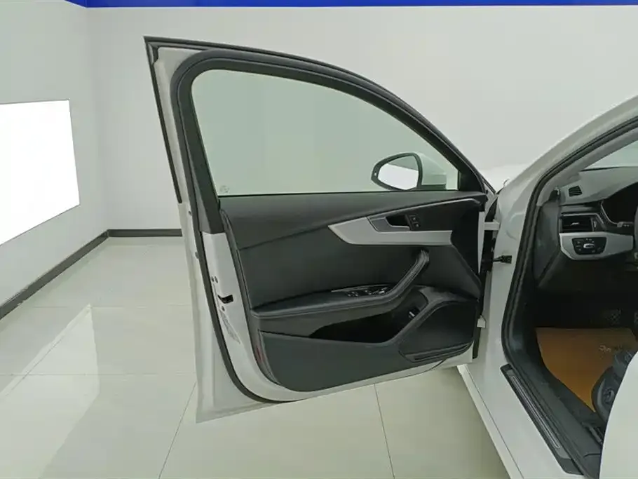 Audi A4L 2021 из CN, фото 4