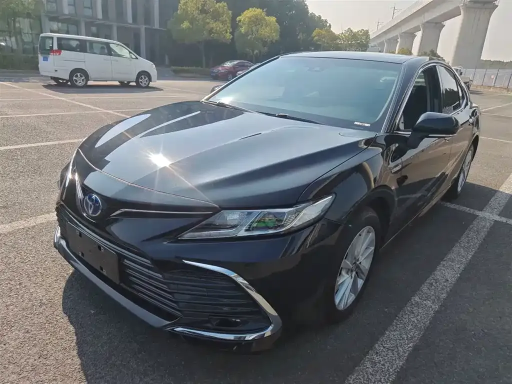 Toyota Camry — фото 1