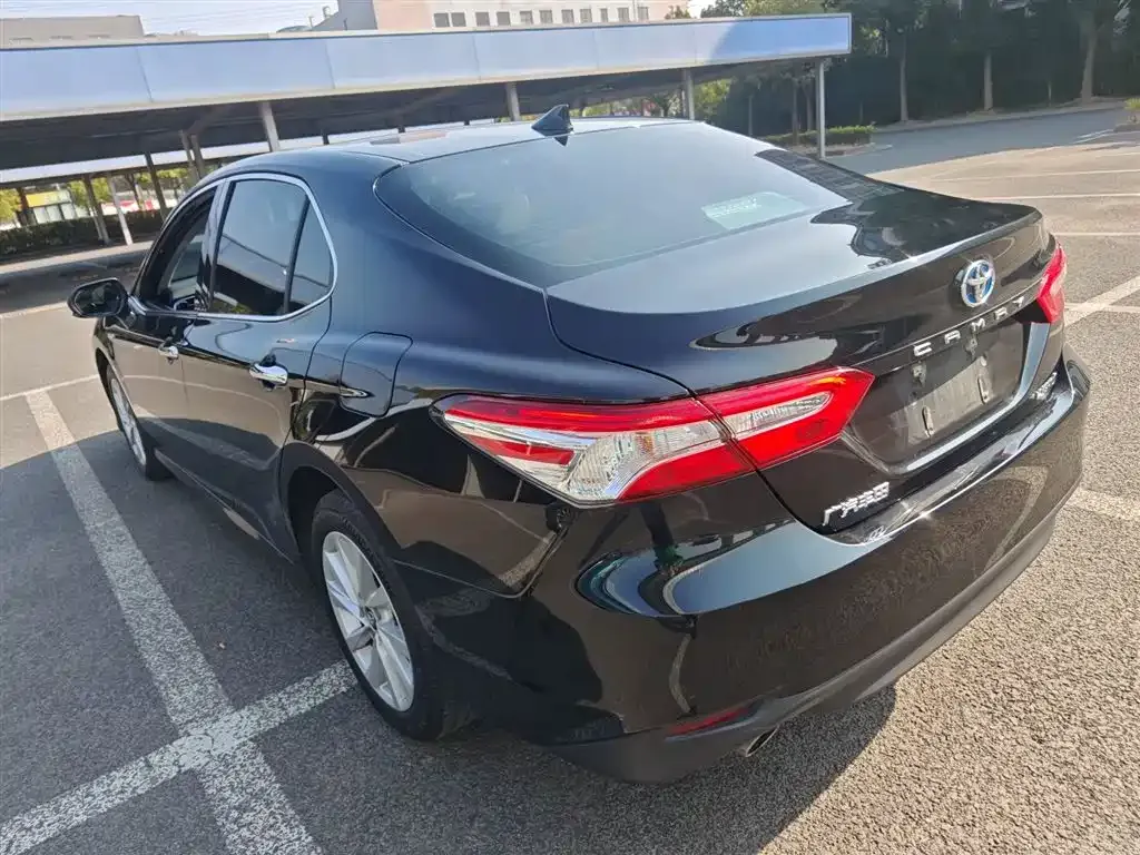 Toyota Camry — фото 5