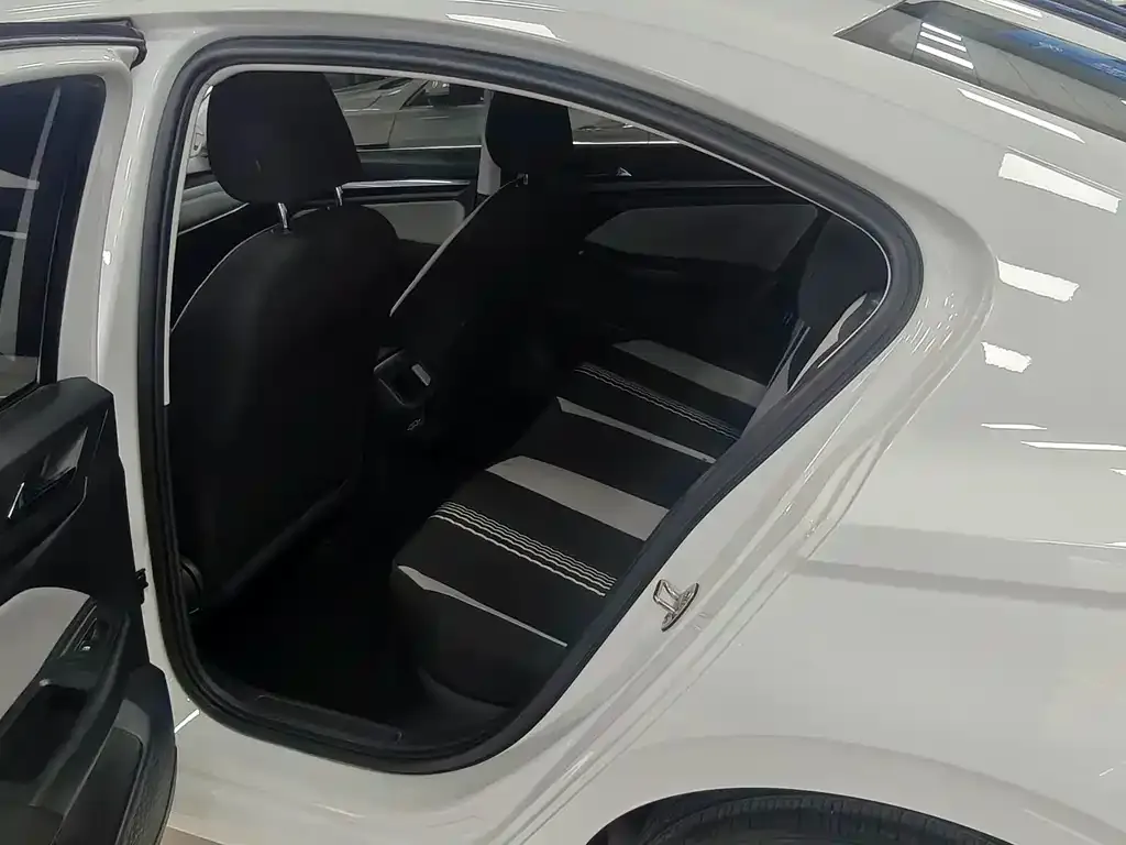 Volkswagen Bora 2024 из CN, фото 10
