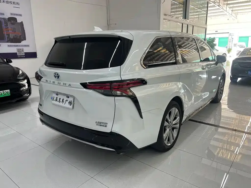 Toyota Sienna — фото 3
