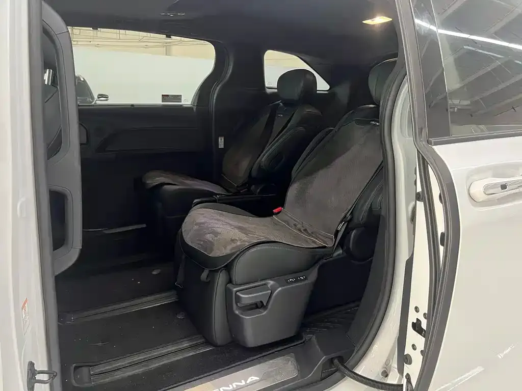 Toyota Sienna — фото 2