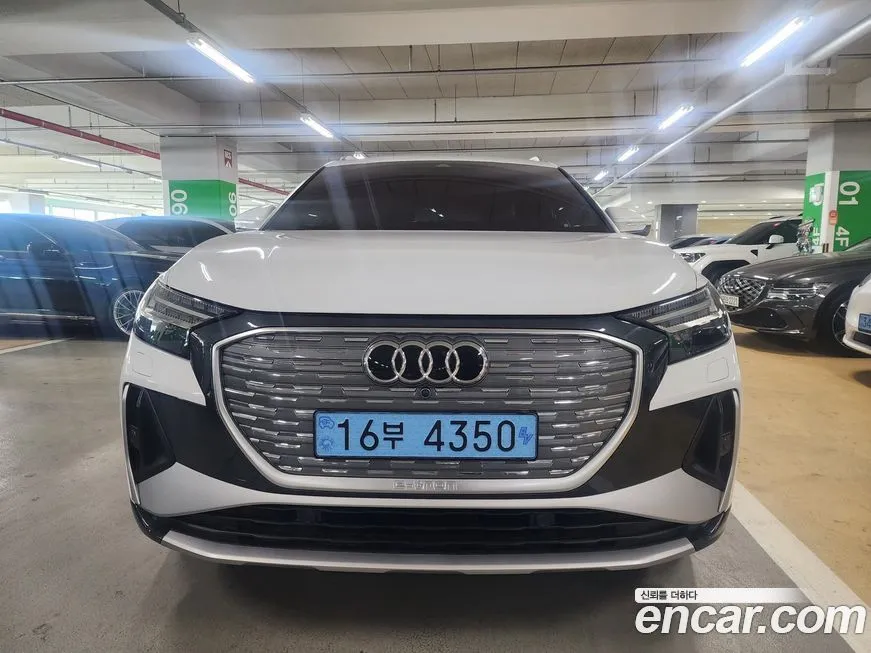 Audi Q4 e-tron — фото 1