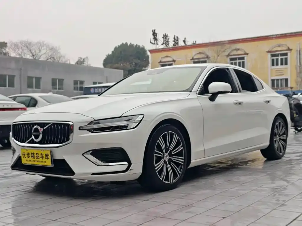 Volvo S60 — фото 1