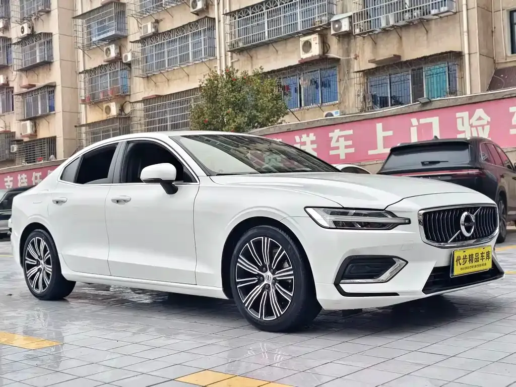 Volvo S60 — фото 10