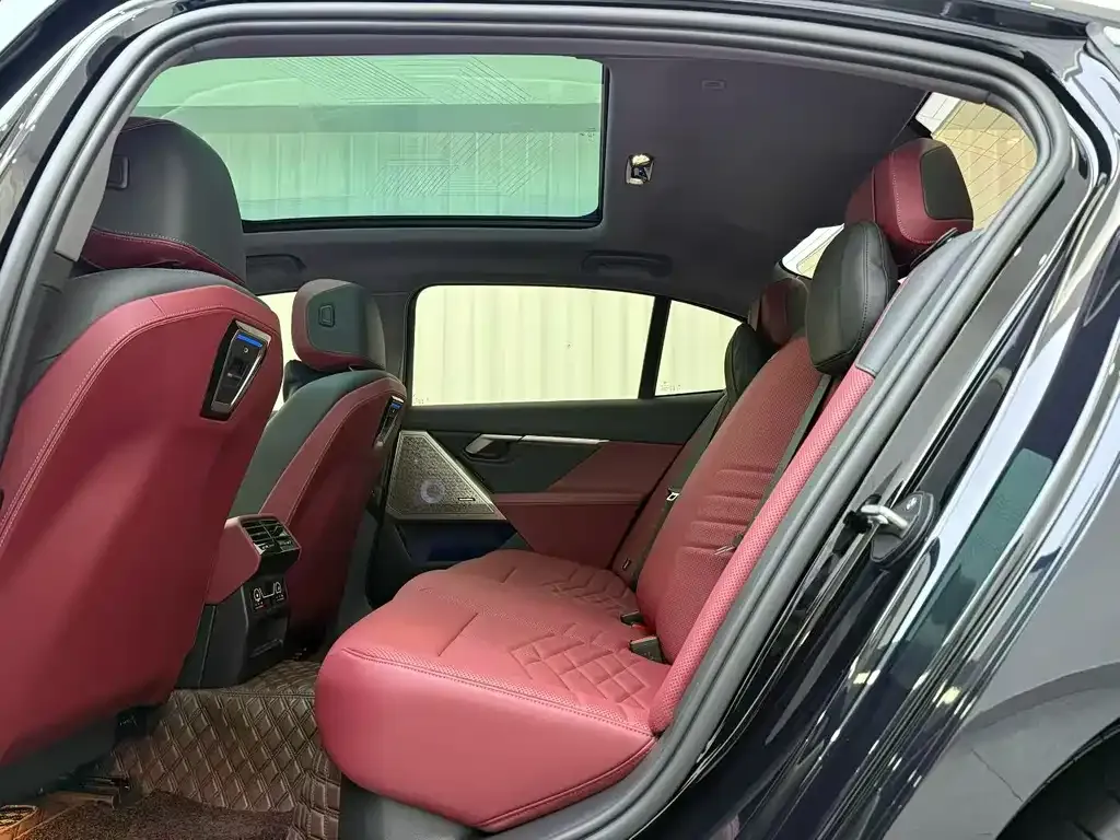 BMW 5 Series 2025 из CN, фото 4