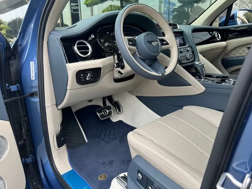 Bentley Bentayga 2023 из CN, фото 7