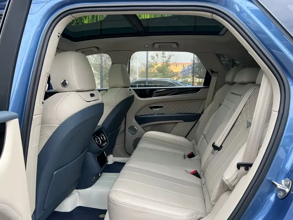 Bentley Bentayga 2023 из CN, фото 8