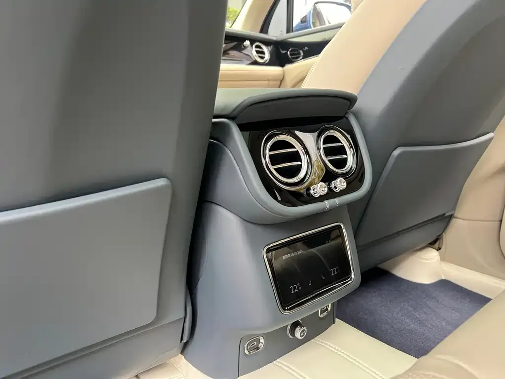 Bentley Bentayga 2023 из CN, фото 2