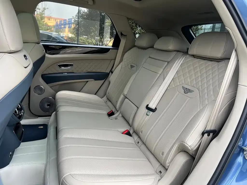 Bentley Bentayga 2023 из CN, фото 10
