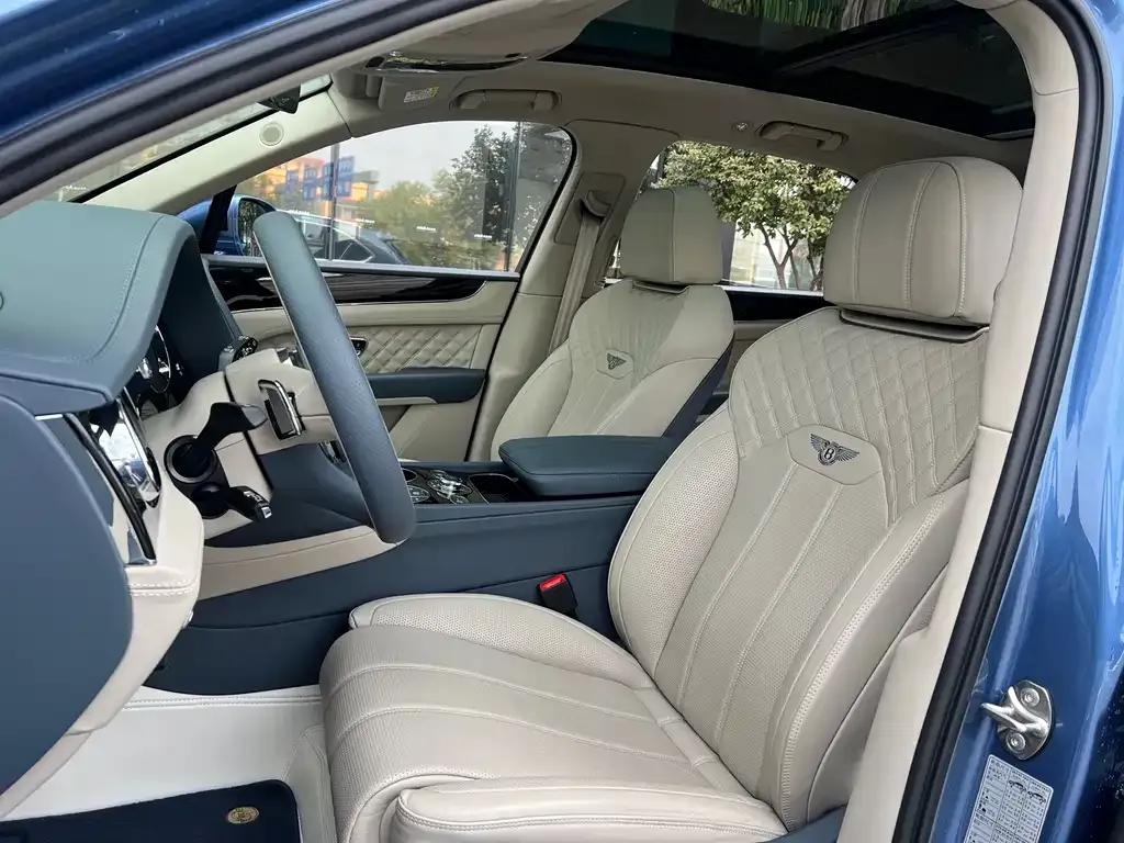 Bentley Bentayga 2023 из CN, фото 3
