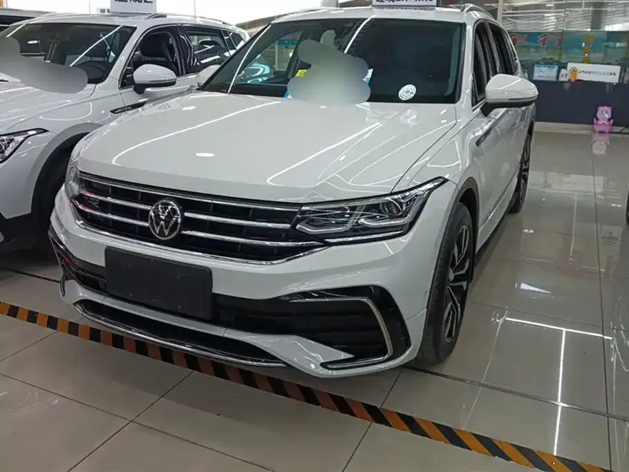 Volkswagen Tiguan L — фото 1