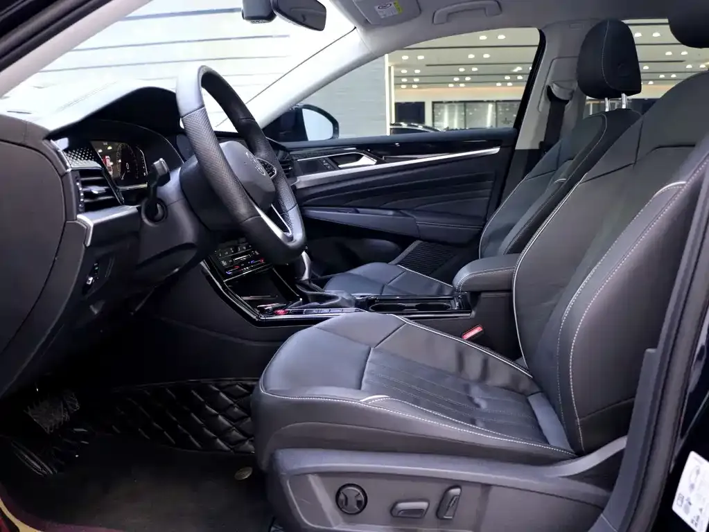 Volkswagen Passat 2023 из CN, фото 10