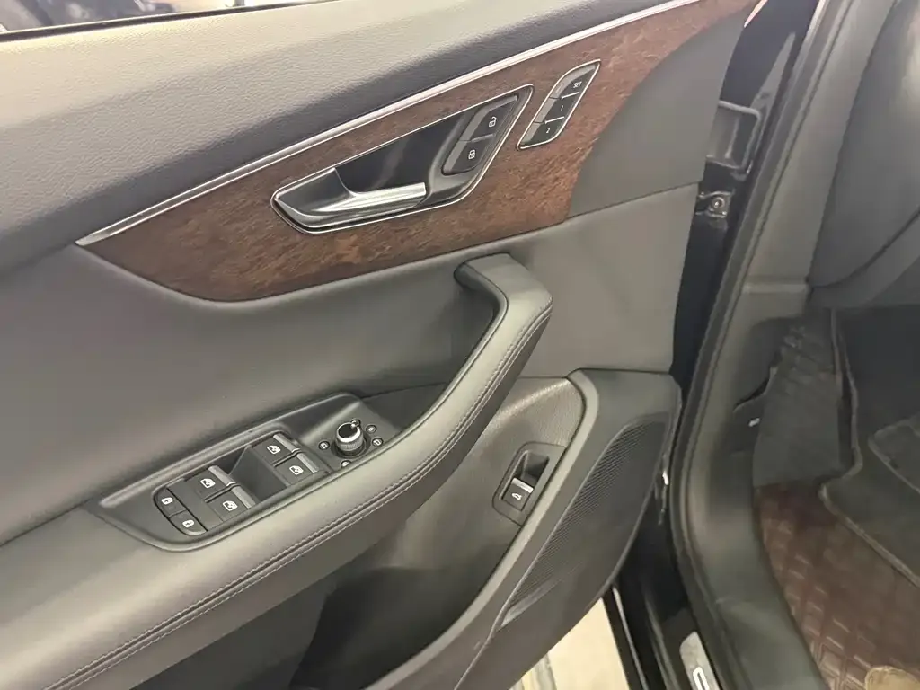 Audi Q7 2023 из CN, фото 5