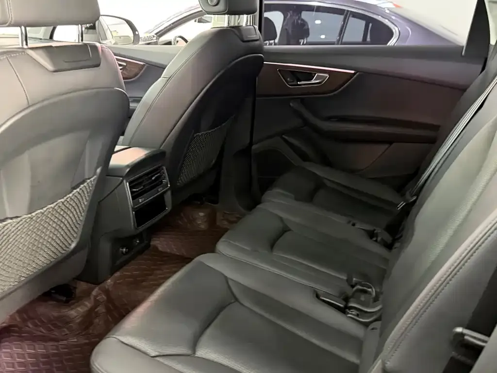 Audi Q7 2023 из CN, фото 2