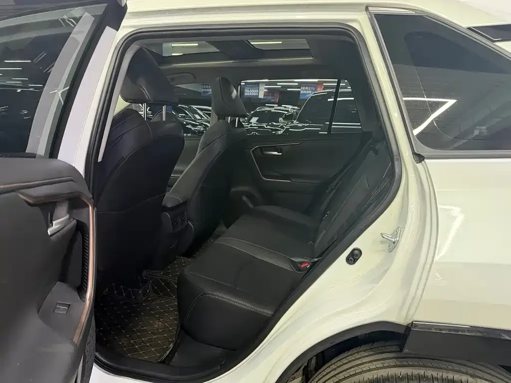 Toyota Wildlander 2024 из CN, фото 3