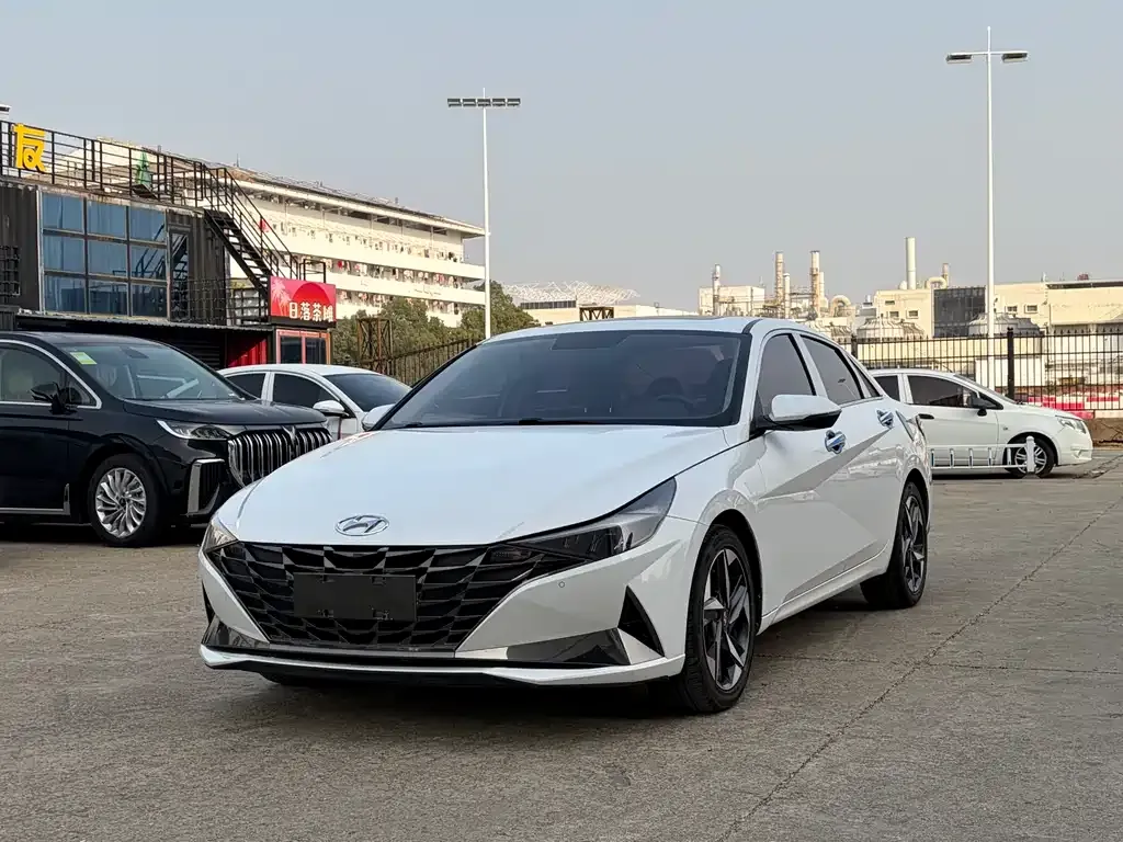Hyundai Elantra — фото 1