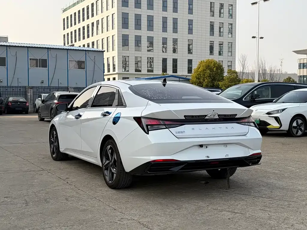 Hyundai Elantra — фото 5