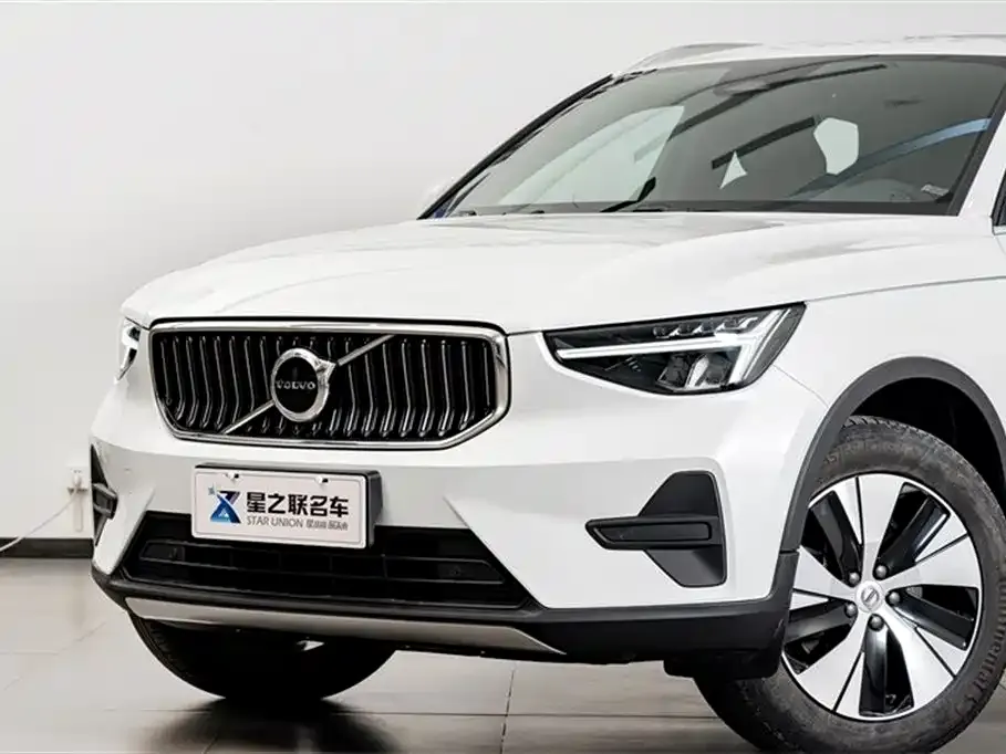 Volvo XC40 — фото 6