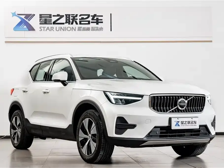 Volvo XC40 — фото 8