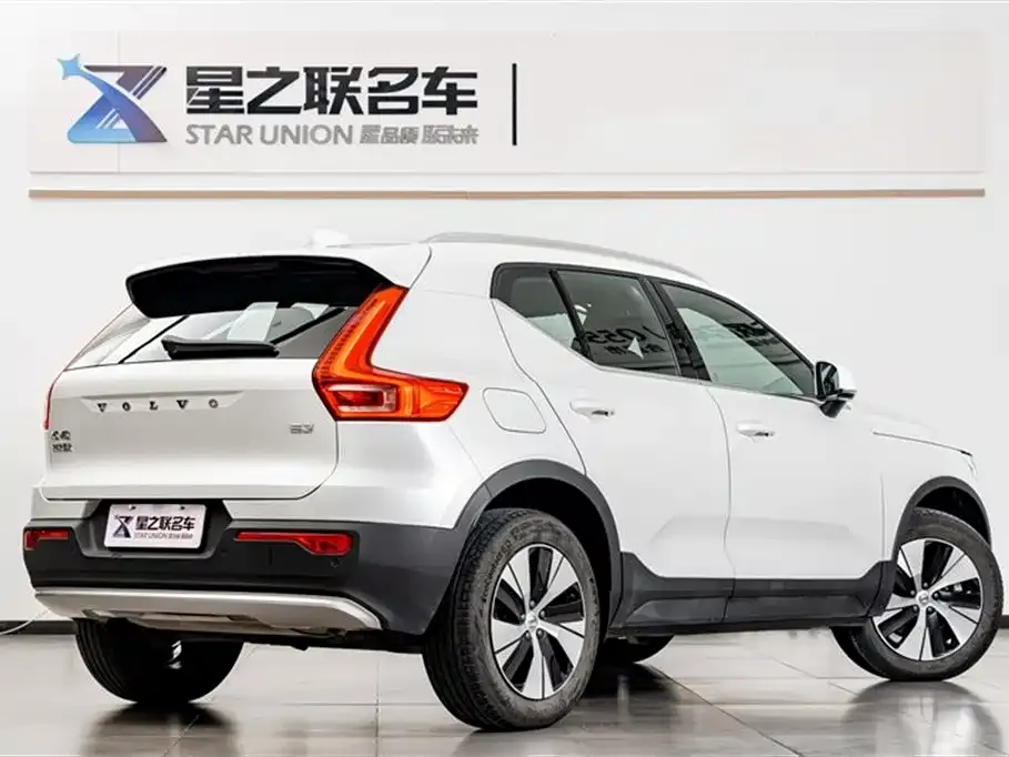 Volvo XC40 — фото 9