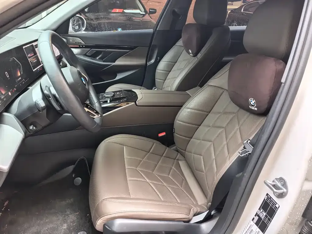 BMW 5 Series 2024 из CN, фото 2