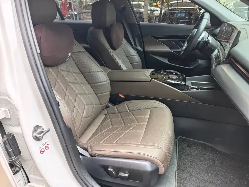 BMW 5 Series 2024 из CN, фото 4