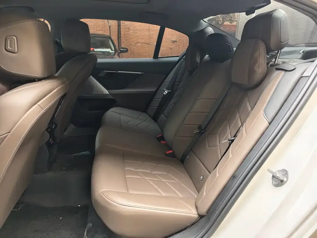 BMW 5 Series 2024 из CN, фото 6