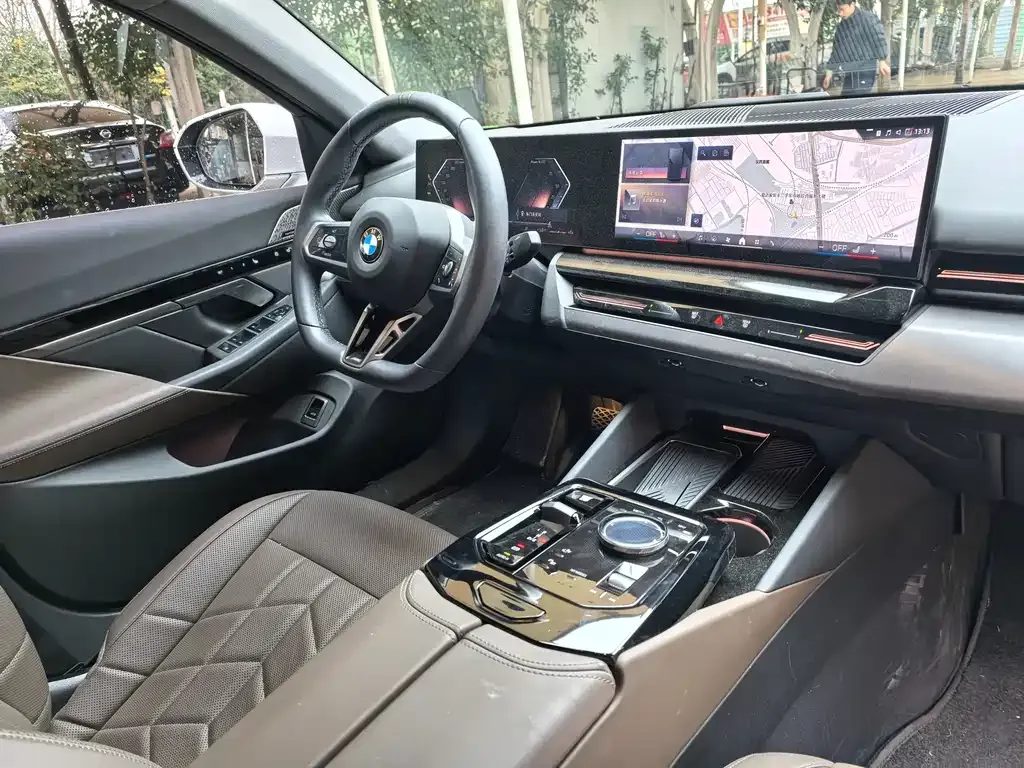 BMW 5 Series 2024 из CN, фото 3