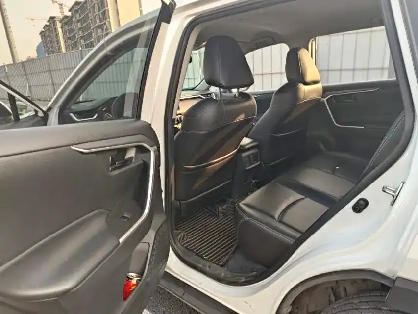 Toyota RAV4 2023 из CN, фото 4