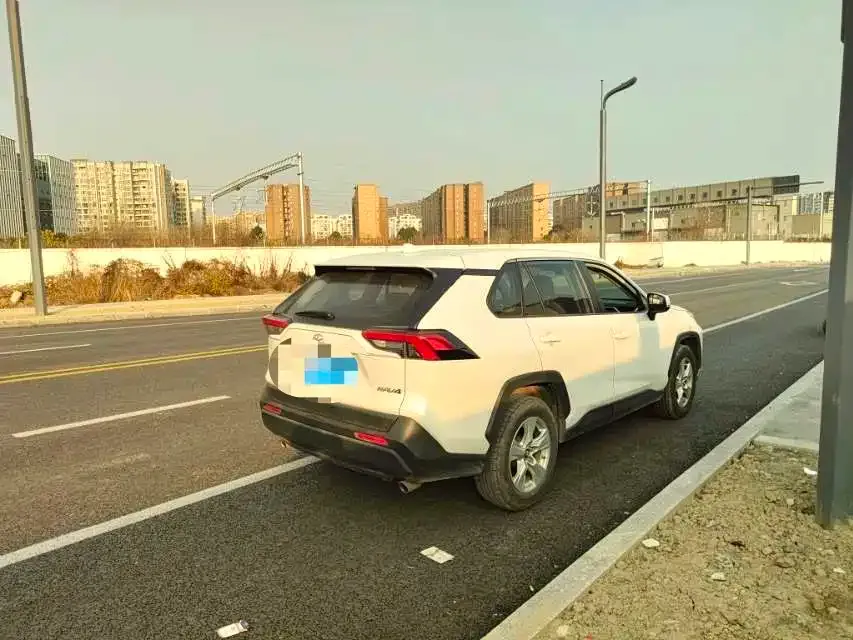 Toyota RAV4 2023 из CN, фото 2