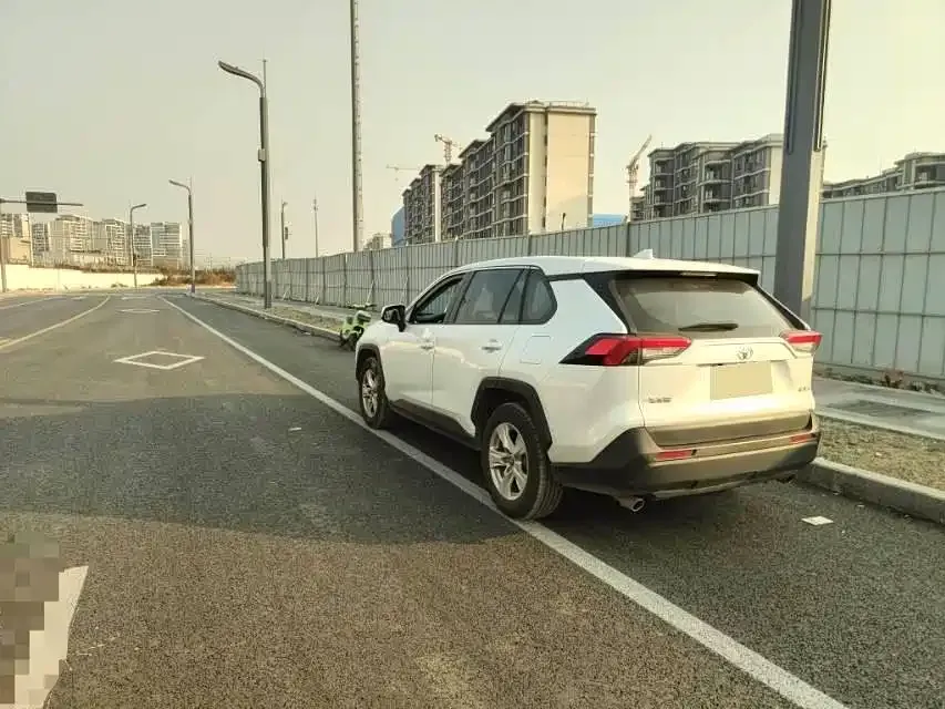 Toyota RAV4 2023 из CN, фото 3