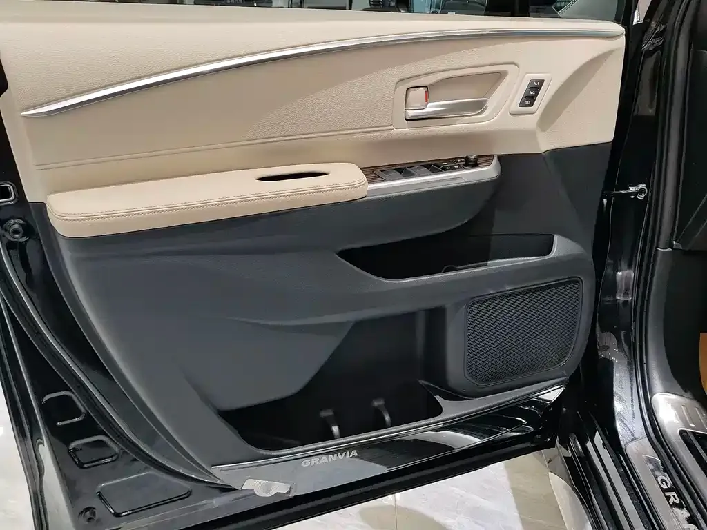 Toyota Granvia 2024 из CN, фото 9