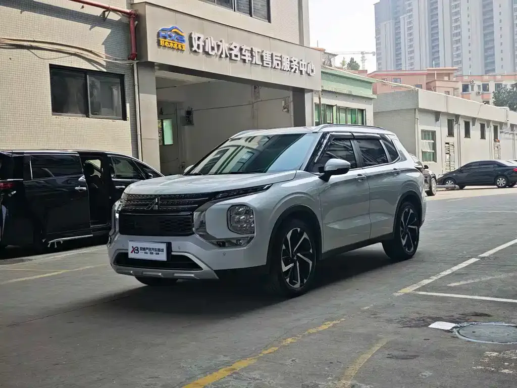 Mitsubishi Outlander 2023 из CN, фото 1