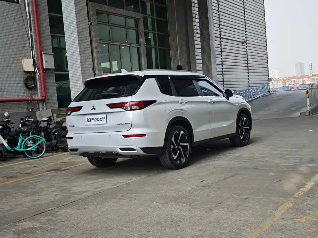 Mitsubishi Outlander 2023 из CN, фото 10