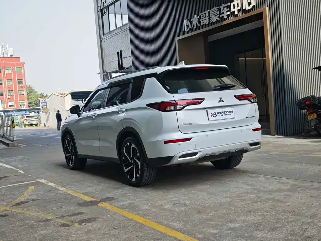 Mitsubishi Outlander 2023 из CN, фото 9