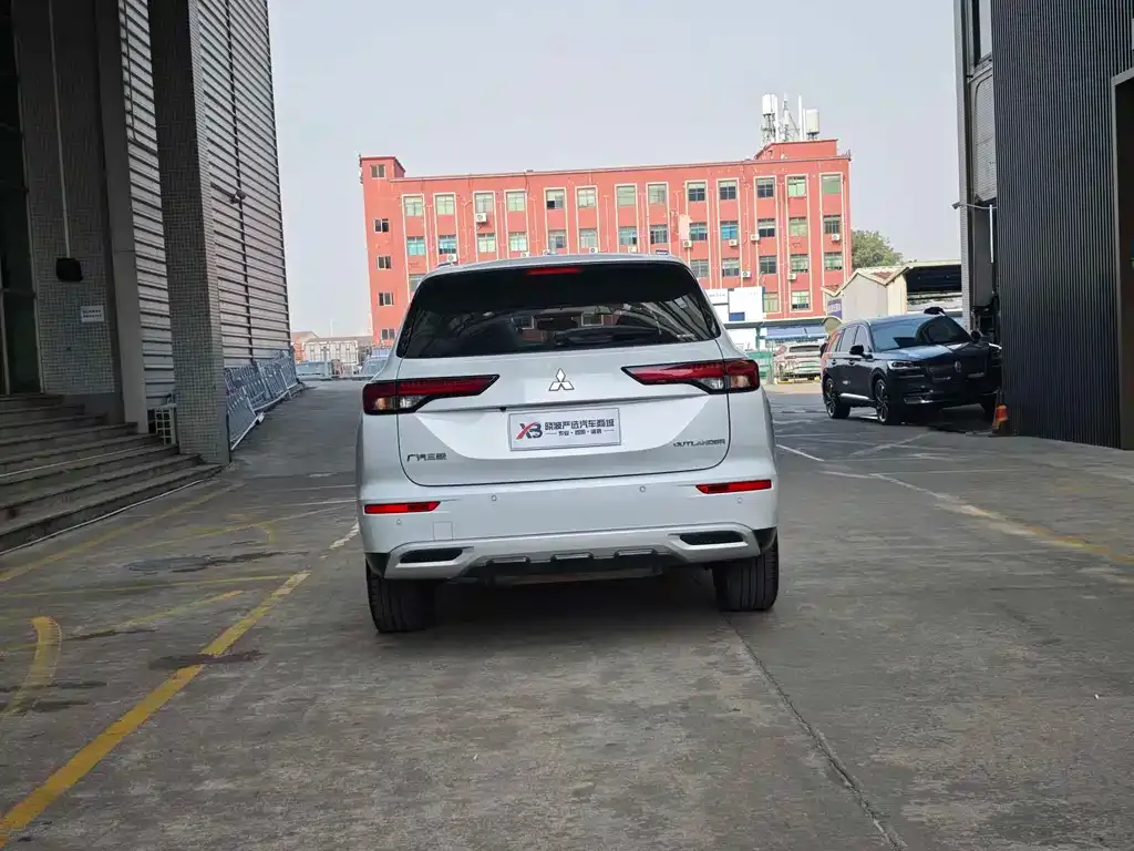 Mitsubishi Outlander 2023 из CN, фото 4