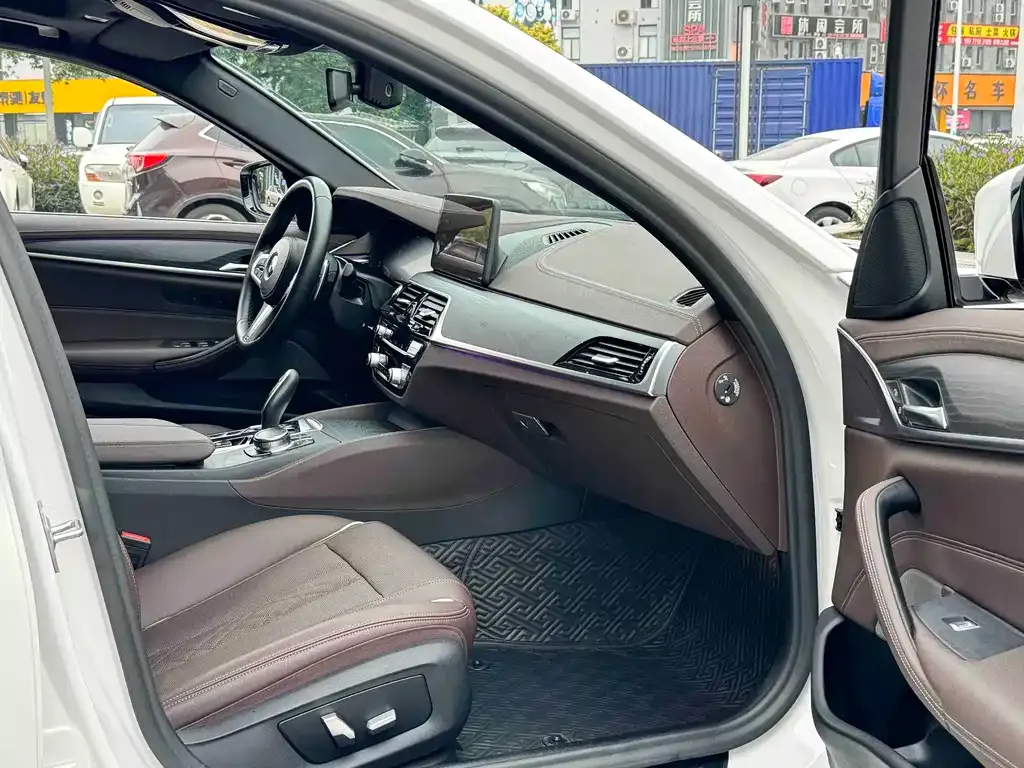 BMW 5 Series 2023 из CN, фото 3