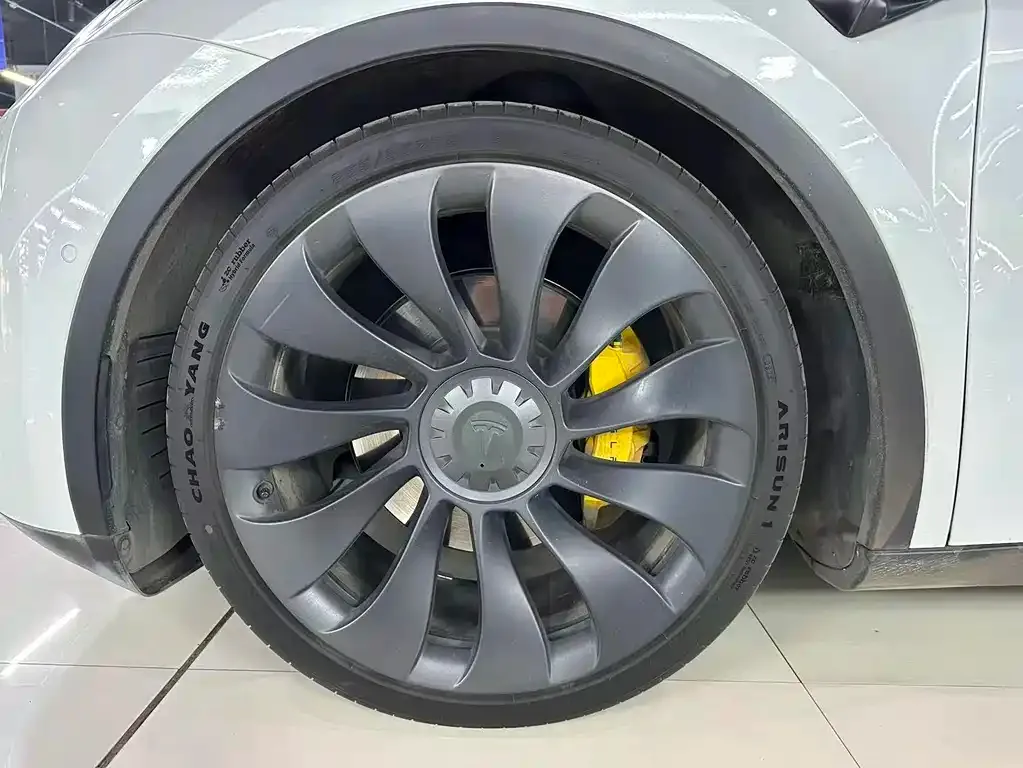 Tesla Model Y — фото 8