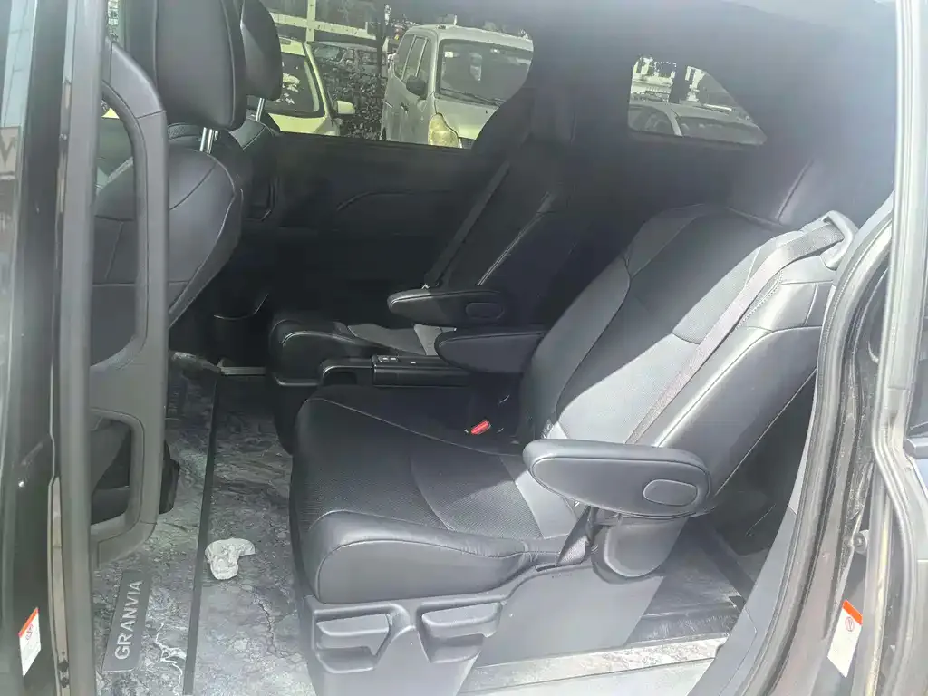 Toyota Granvia — фото 2