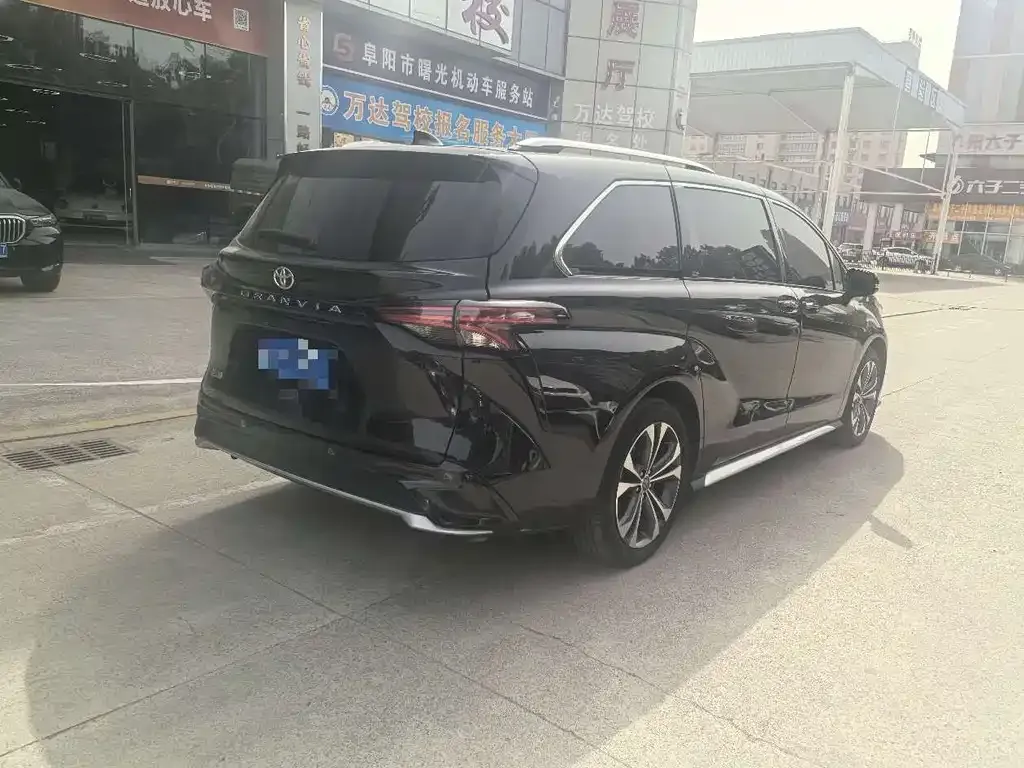 Toyota Granvia — фото 5