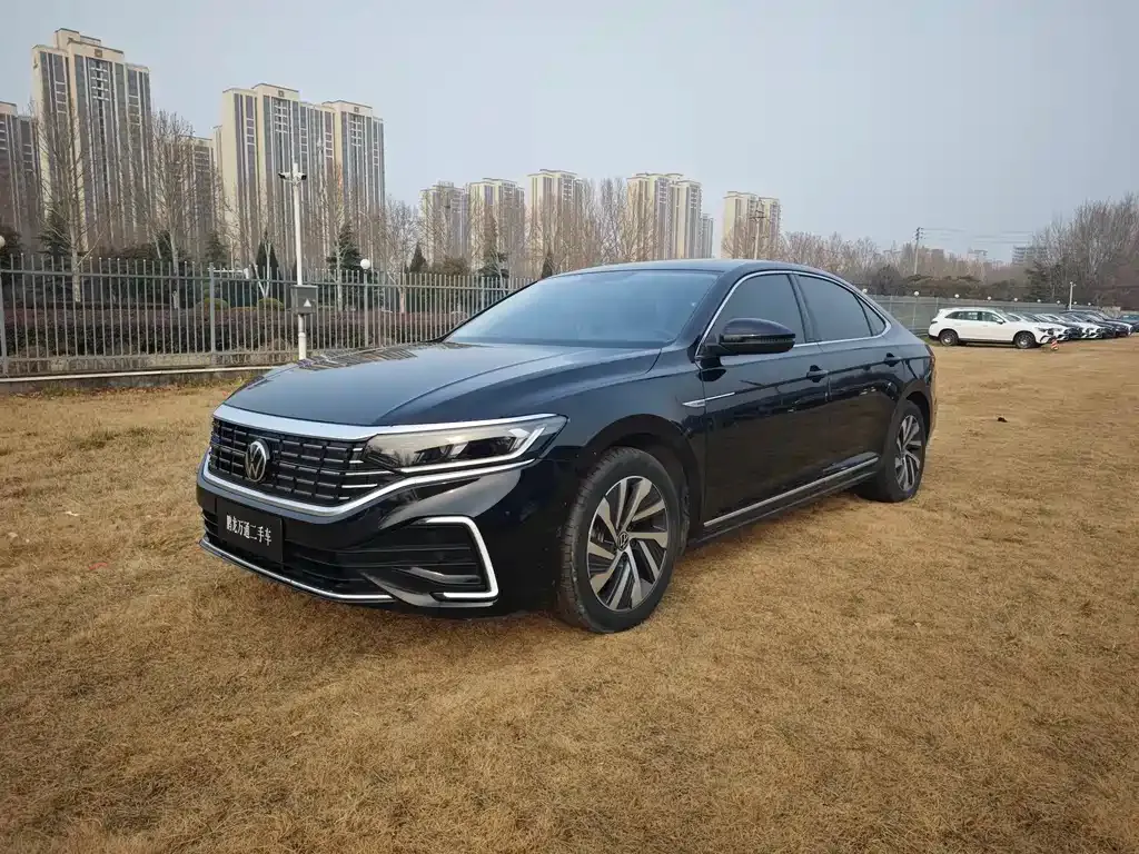 Volkswagen Passat New Energy — фото 1