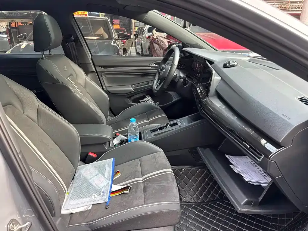 Volkswagen Golf 2024 из CN, фото 4