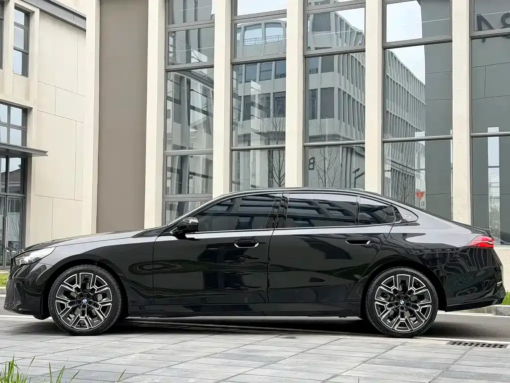 BMW 5 Series 2026 из CN, фото 10