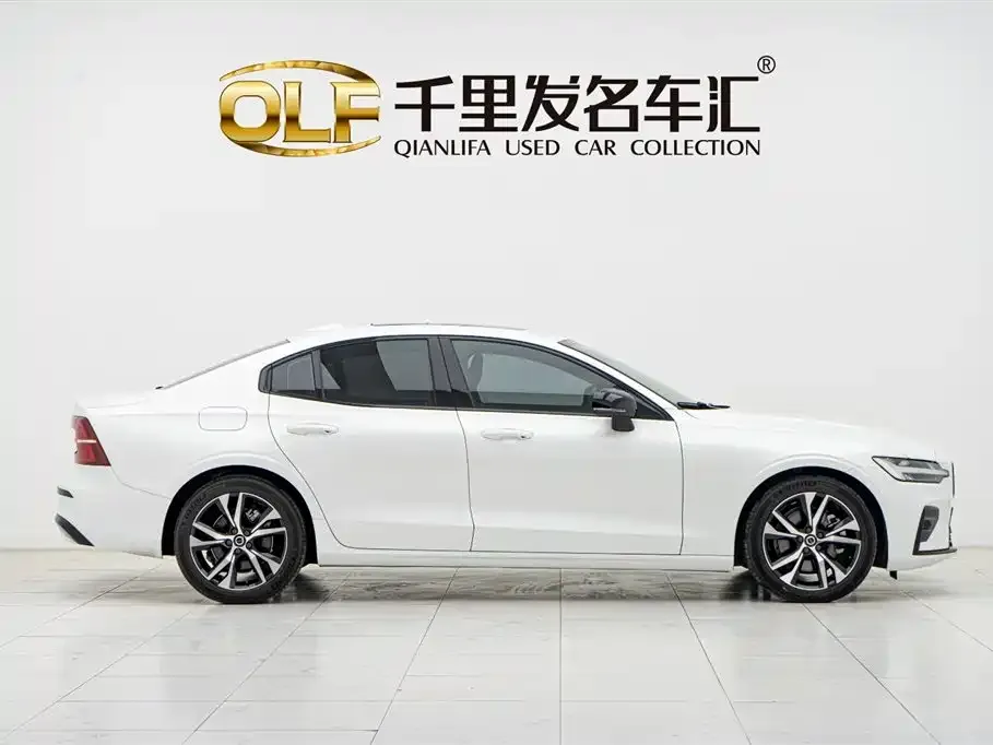 Volvo S60 2024 из CN, фото 2