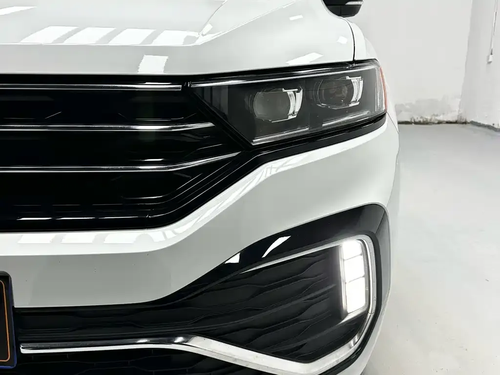 Volkswagen T-Roc — фото 2